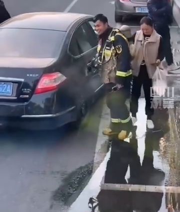 满眼怜爱！消防员出警偶遇妈妈，被宠溺摸头