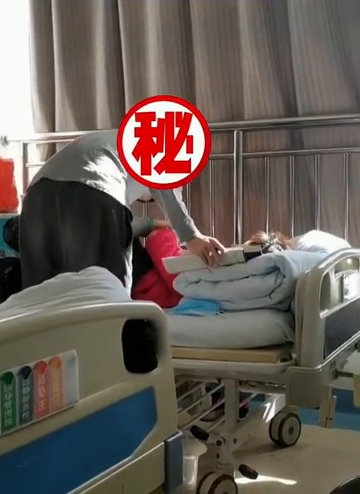 男生在医院边照顾住院母亲边学习备战考研：既励志又孝顺！