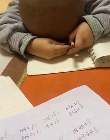 萌娃画画能想出什么绝招，网友：这是照葫芦画瓢