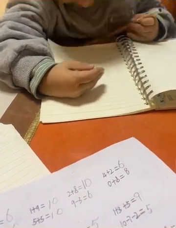 萌娃画画能想出什么绝招，网友：这是照葫芦画瓢