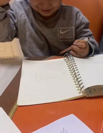 萌娃画画能想出什么绝招，网友：这是照葫芦画瓢