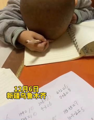 萌娃画画能想出什么绝招，网友：这是照葫芦画瓢