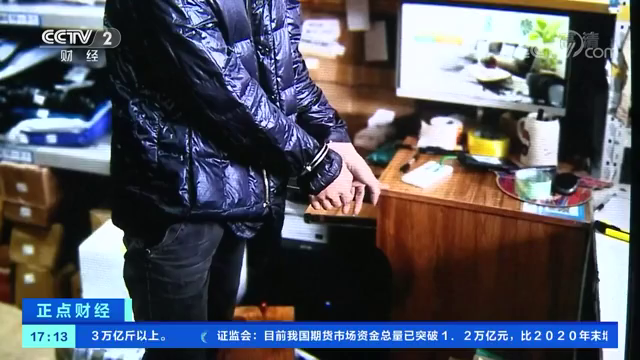 男子偷完快递点又想偷门诊部 结果被卡门缝