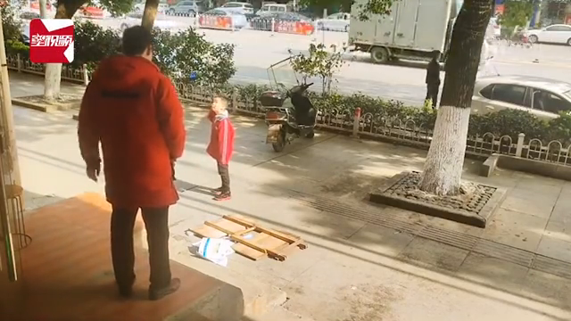 善有善报！小男孩扶摔倒的路人，幸运躲过高空坠物