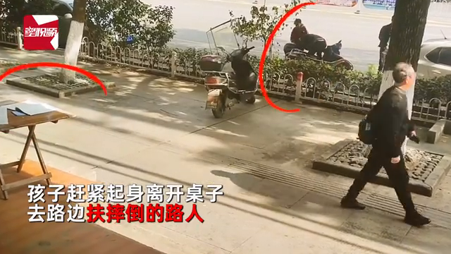 善有善报！小男孩扶摔倒的路人，幸运躲过高空坠物