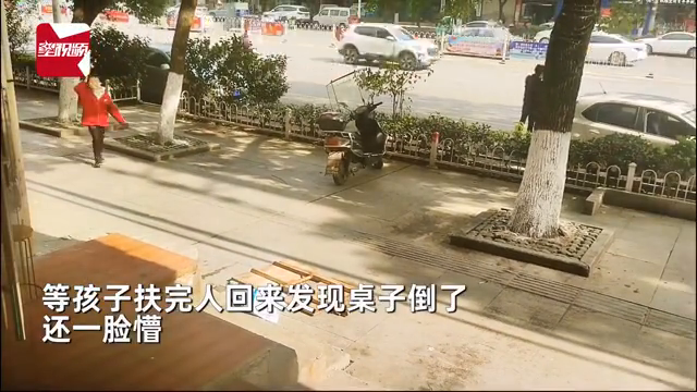 善有善报！小男孩扶摔倒的路人，幸运躲过高空坠物