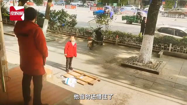 善有善报！小男孩扶摔倒的路人，幸运躲过高空坠物