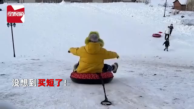 坑娃！妈妈带孩子用轮胎滑雪后翻车：绳子买短了，把娃弹了出去