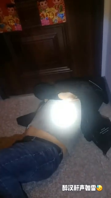 男子醉卧别家门外 蜀黍深夜送其归家