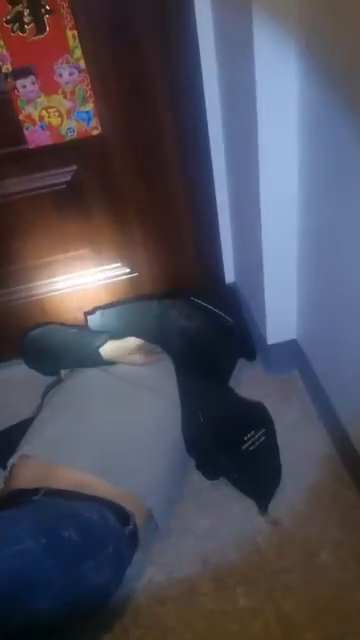 男子醉卧别家门外 蜀黍深夜送其归家