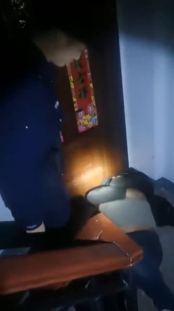 男子醉卧别家门外 蜀黍深夜送其归家