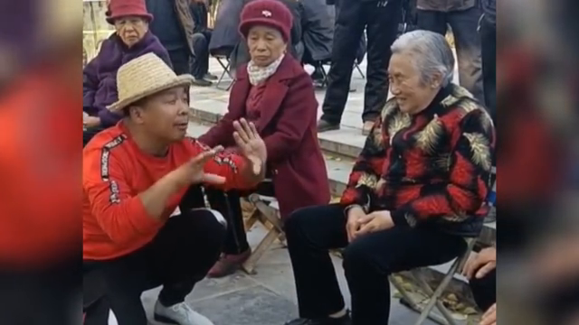 农村小伙变魔术逗老人哈哈大笑：看到老人就想露一手