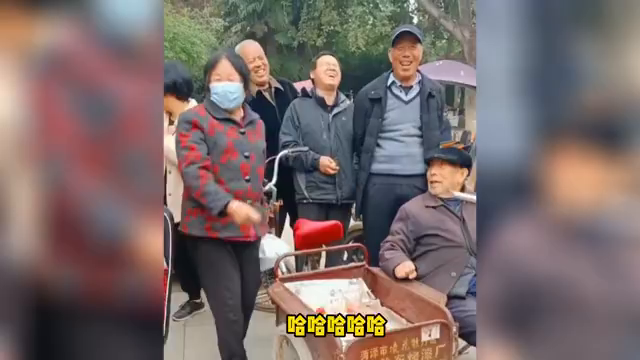 农村小伙变魔术逗老人哈哈大笑：看到老人就想露一手