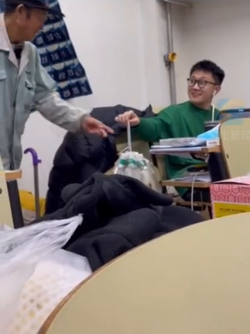 男生打包饮料瓶送保洁大爷，大爷很辛苦，给他个surprise