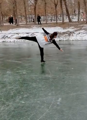 大姐河面溜冰优雅如舞蹈，网友：冬奥会选手吗？
