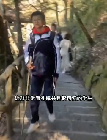 女子爬山被近40名学生接龙式问好：感觉被温暖了一天