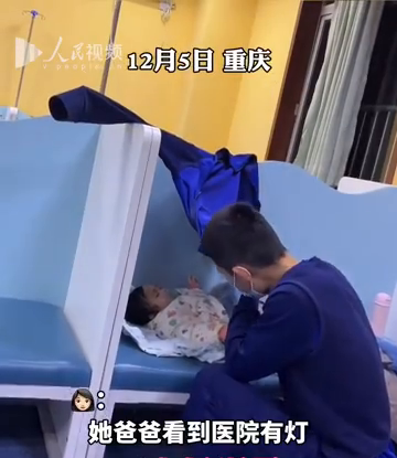 无声且温柔！消防员爸爸蹲地3小时给女儿挡光