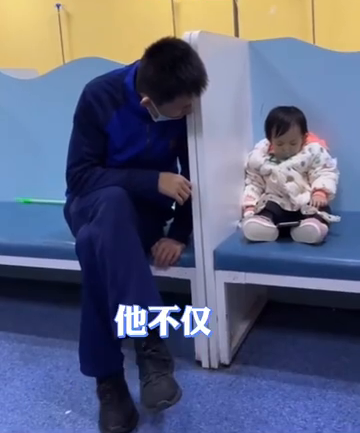 无声且温柔！消防员爸爸蹲地3小时给女儿挡光
