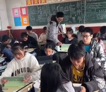 乡村老师用多年攒下来买车钱12万元，给全班买36台平板电脑