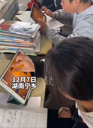 乡村老师用多年攒下来买车钱12万元，给全班买36台平板电脑