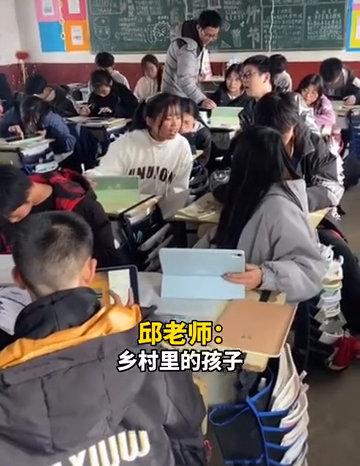 乡村老师用多年攒下来买车钱12万元，给全班买36台平板电脑