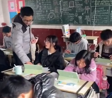 乡村老师用多年攒下来买车钱12万元，给全班买36台平板电脑