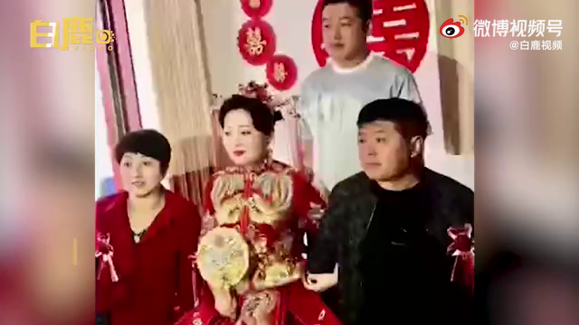 父亲嫁女儿痛哭，儿子结婚却载歌载舞，家人：看一次笑一次