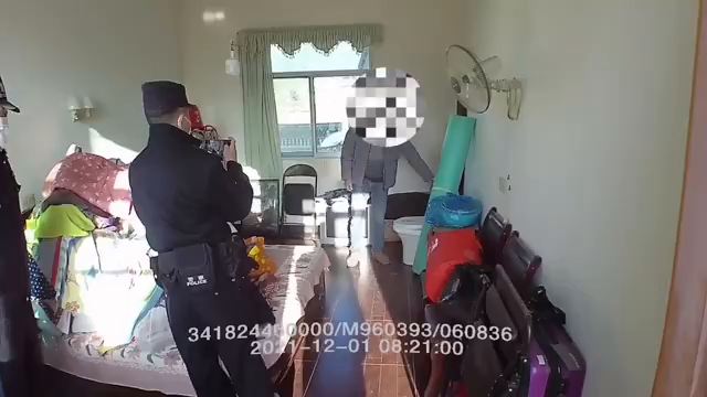 男子为方便上厕所偷马桶还没用就被抓