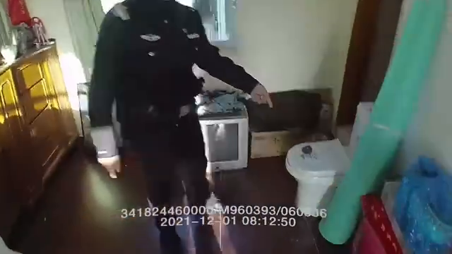 男子为方便上厕所偷马桶还没用就被抓