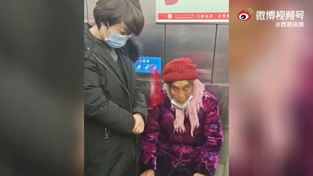 95岁母亲连夜探望70岁骨折儿子，儿子一声“妈”感动众人