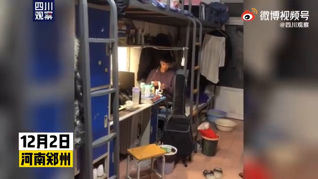 被秀到了！男生说不要听女友话 手上却织着围巾