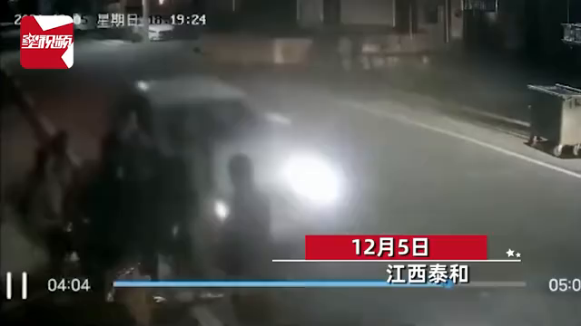 村民扎堆路边聊天，数人被路过车辆直接撞飞，监控拍到惊魂一幕