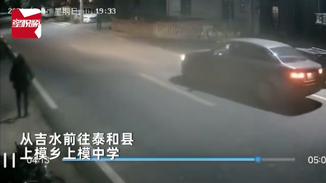 村民扎堆路边聊天，数人被路过车辆直接撞飞，监控拍到惊魂一幕
