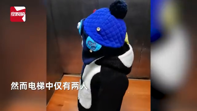 萌娃坐电梯被误认电瓶车，遭监控多次提醒后嘟嘴不满：你咋那么犟
