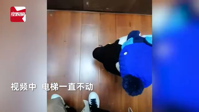 萌娃坐电梯被误认电瓶车，遭监控多次提醒后嘟嘴不满：你咋那么犟