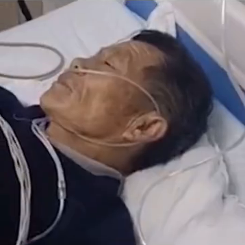 父亲大出血住院动手术，女儿逗父亲开心问其卡密码！