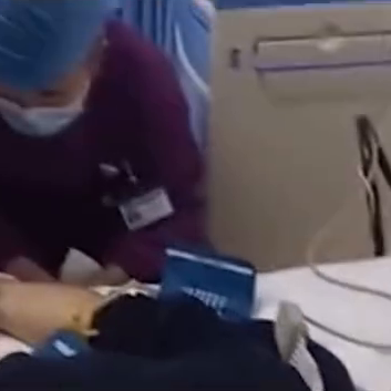 父亲大出血住院动手术，女儿逗父亲开心问其卡密码！