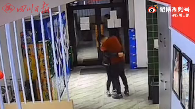 面对空空的店铺，餐饮夫妻相拥哭泣，店主：希望疫情早点过去