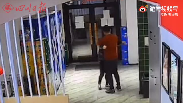 面对空空的店铺，餐饮夫妻相拥哭泣，店主：希望疫情早点过去