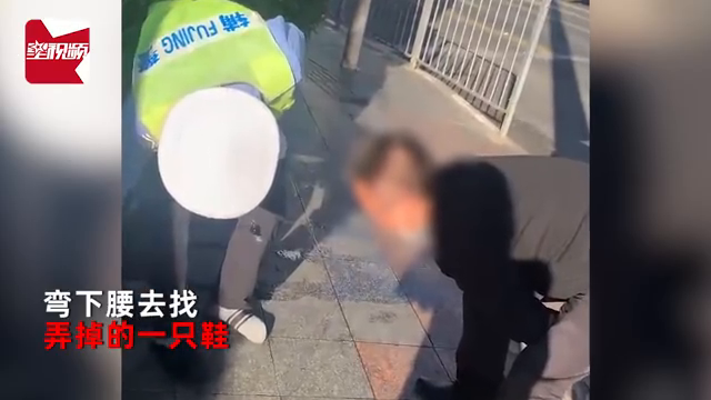 男子醉酒当街“抱警”还要举高高！辅警脸红到脖子根：鞋都掉了！