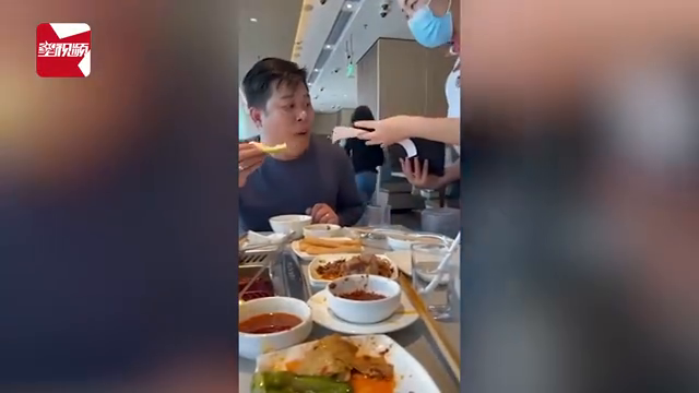 男子餐后结账说“我结婚了”，服务员秒懂，网友：是个明白人！