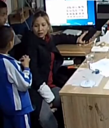 哭笑不得！7岁萌娃写作业被批，怀疑自己不是亲生的，想验血查亲