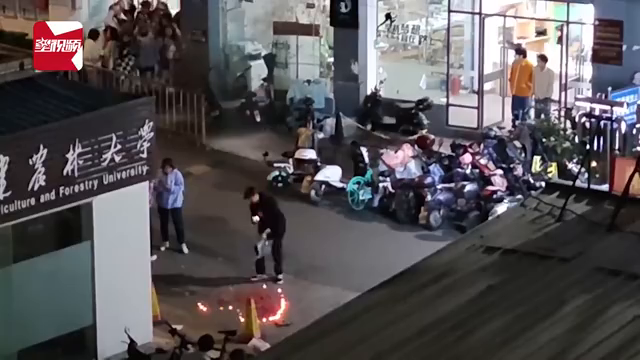 男生表白遇无语事件，对楼水管爆裂浇灭爱心蜡烛，引围观同学爆笑