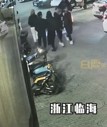 警察夫妻撸串路上顺手抓嫌犯，留下好友淡定吃饭