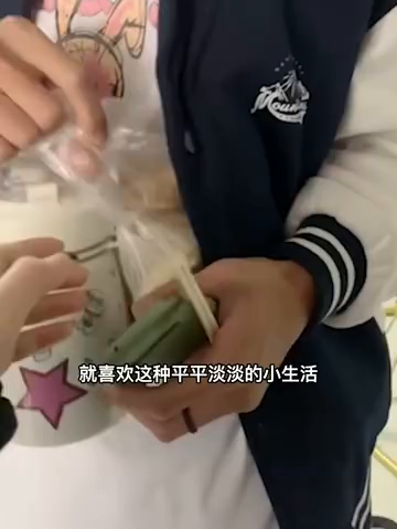 小伙每天把早餐揣在怀里送给女友 网友：别人家的男友！