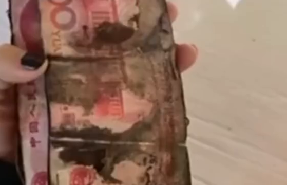 老人用吹风机吹受潮纸币损毁40万，一碰就碎！