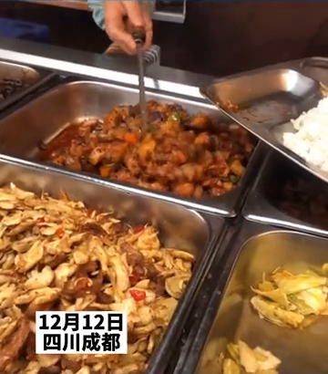 当食堂打菜阿姨手抖时，网友：干了我一直想干的事