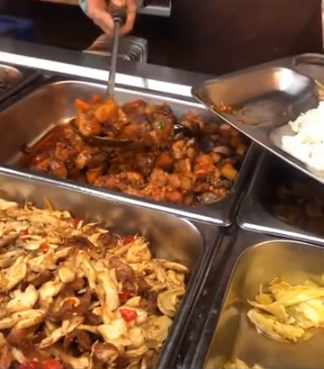 当食堂打菜阿姨手抖时，网友：干了我一直想干的事