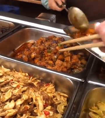当食堂打菜阿姨手抖时，网友：干了我一直想干的事
