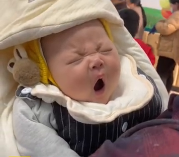 宝宝打哈欠被偷拍 瞬间变脸 网友：表情管理满分